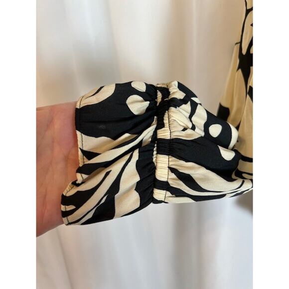 T TAHARI Women’s Black and Ivory Floral Blouse Size XS. - Picture 5 of 7